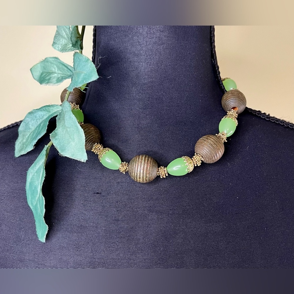 JADE AND GOLD BEADED CHOKER